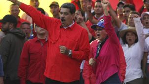 El presidente de Venezuela, Nicolás Maduro y su esposa Cilia Flores saludan a los simpatizantes en Caracas, Venezuela, el 1 de mayo. 