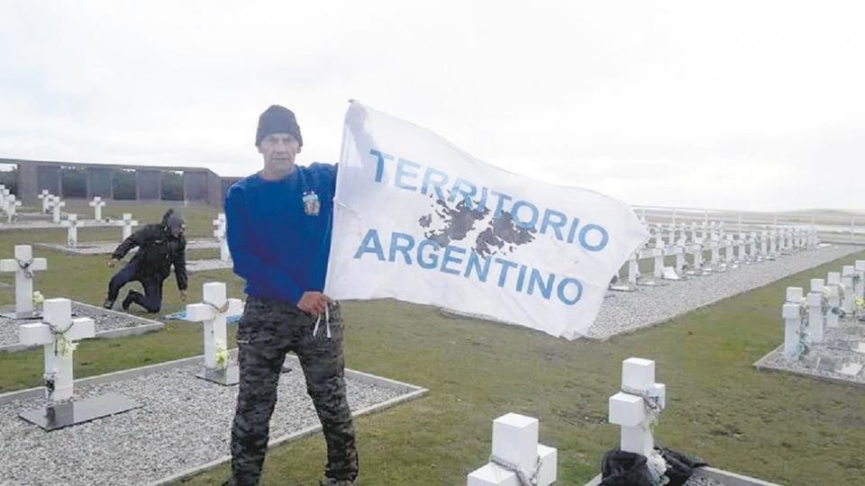 Luis Escobedo, ex combatiente detenido por llevar la bandera argentina al cementerio.