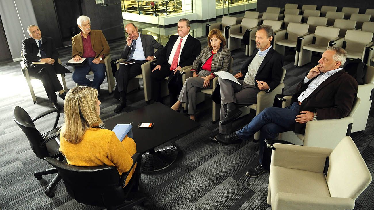 Siete de los representantes de Argentina Conversa durante la entrevista en la redacción de PERFIL.