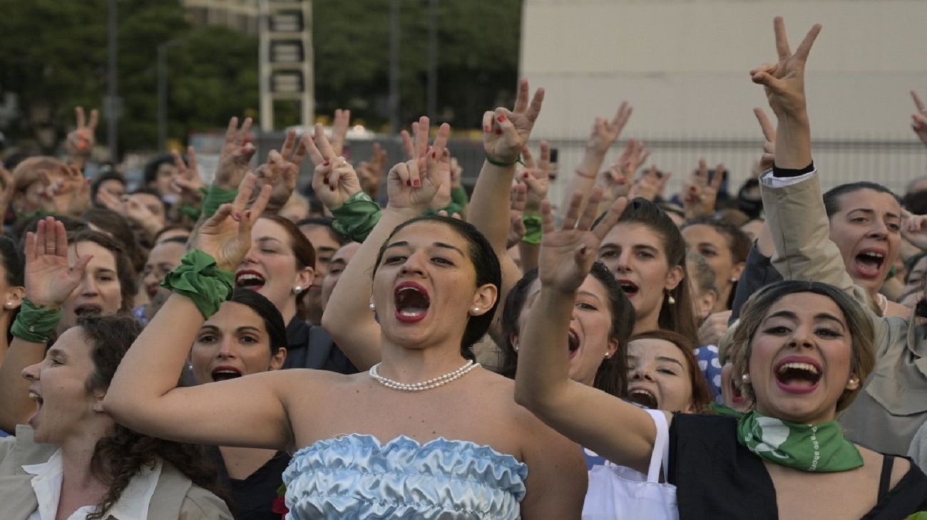 Cien Evitas homenajean a Eva Perón a 100 años de su nacimiento