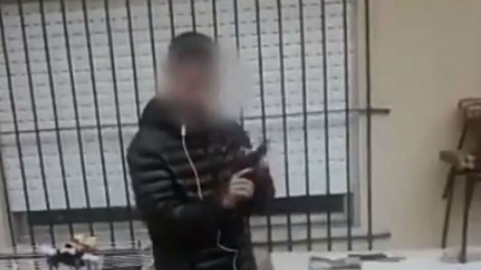 El joven armado cursa quinto año en el colegio.