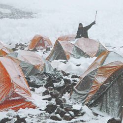 Comenzó a nevar en el campamento alto, al fondo del Anfiteatro y debajo del Pico 4.