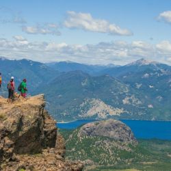 El Parque Nacional Nahuel Huapi está conformado por bosques, cerros nevados y una gran cantidad de lagos, arroyos y ríos.