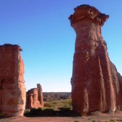 El cañón de Talampaya es una formación rocosa de imponentes paredes verticales.