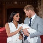 El Principe Harry y Meghan Markle presentaron al bebé