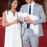 El Principe Harry y Meghan Markle presentaron al bebé