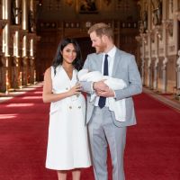 El Principe Harry y Meghan Markle presentaron al bebé