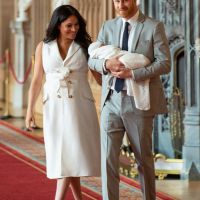 El Principe Harry y Meghan Markle presentaron al bebé