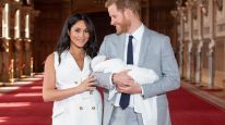 El Principe Harry y Meghan Markle presentaron al bebé