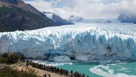 El glaciar Perito Moreno se extiende desde la cordillera de los Andes hasta el lago Argentino.