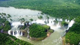 La Selva Misionera está integrada por valles, ríos, frondosa vegetación subtropical y hasta sierras.