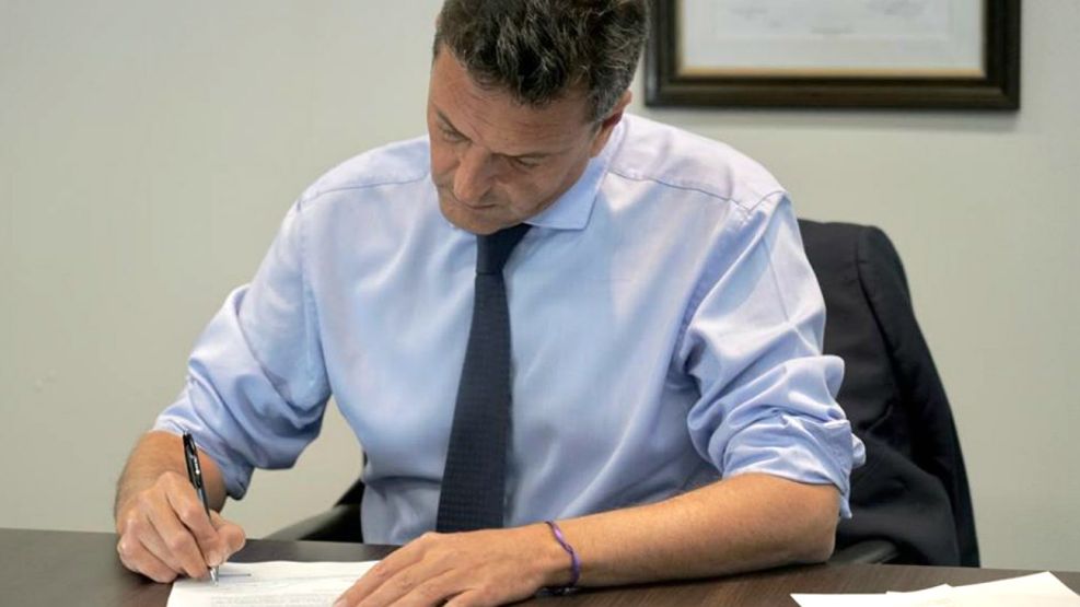 Massa, en la foto que difundió en redes, contestándole a Macri.