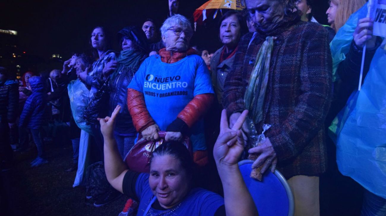 Bajo la lluvia, cientos de militantes vieron la presentación de la expresidente sobre la avenida Sarmiento.