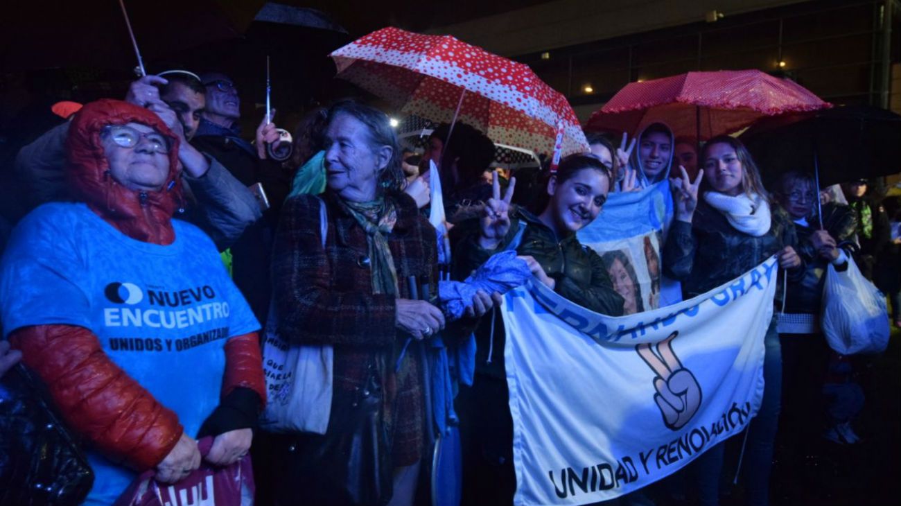 Bajo la lluvia, cientos de militantes vieron la presentación de la expresidente sobre la avenida Sarmiento.