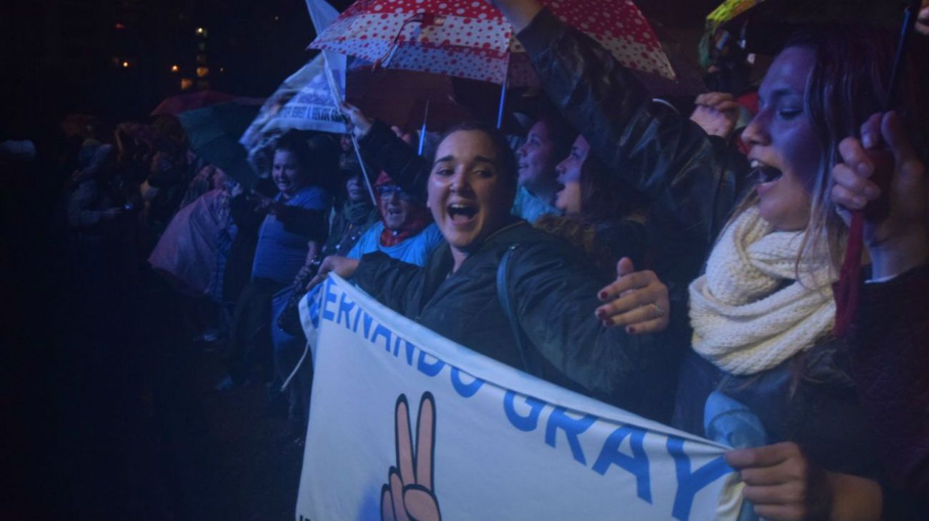 Bajo la lluvia, cientos de militantes vieron la presentación de la expresidente sobre la avenida Sarmiento.