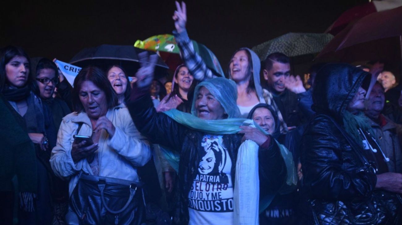 Bajo la lluvia, cientos de militantes vieron la presentación de la expresidente sobre la avenida Sarmiento.