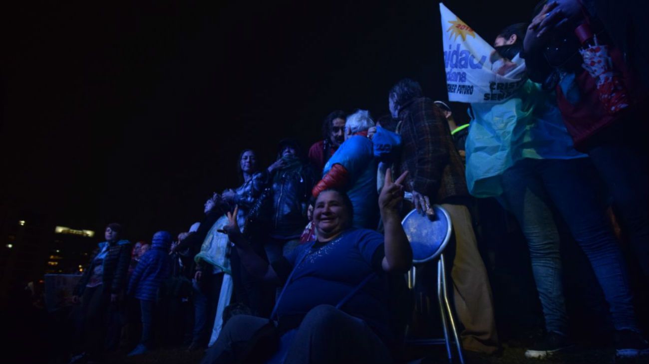 Bajo la lluvia, cientos de militantes vieron la presentación de la expresidente sobre la avenida Sarmiento.