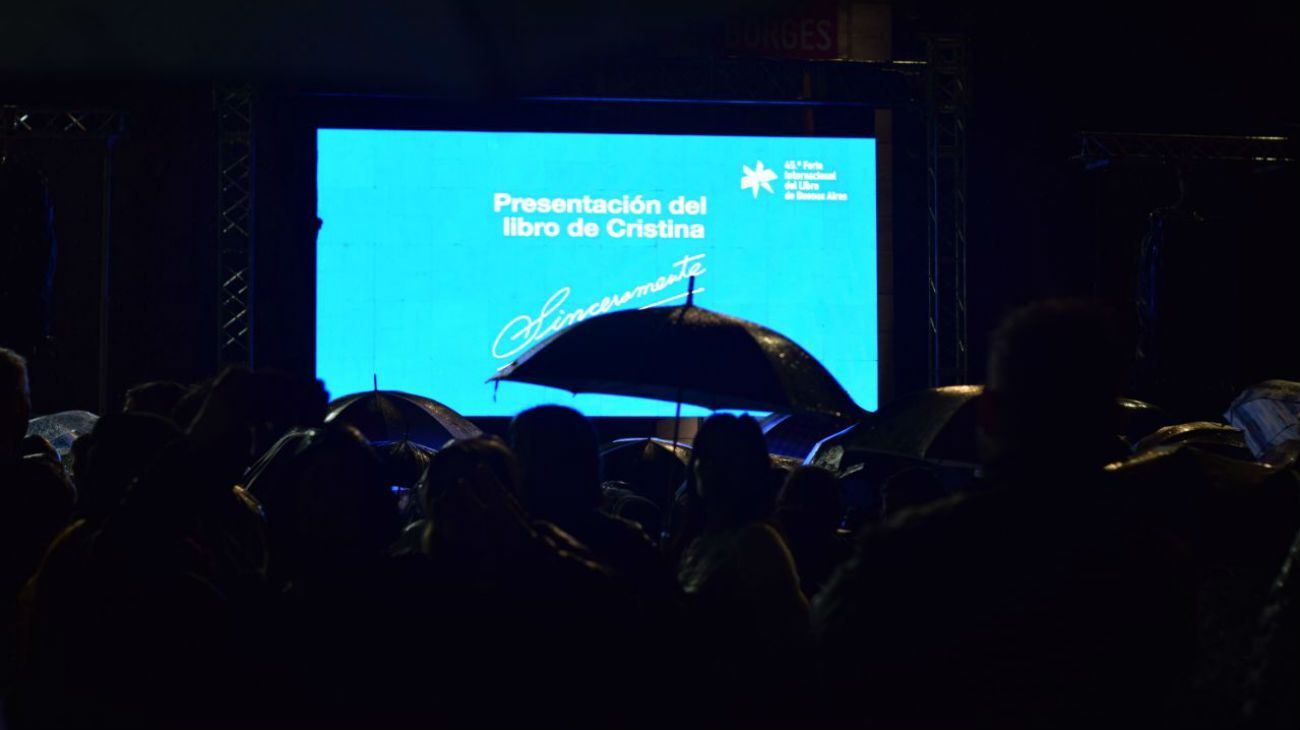 Bajo la lluvia, cientos de militantes vieron la presentación de la expresidente sobre la avenida Sarmiento.