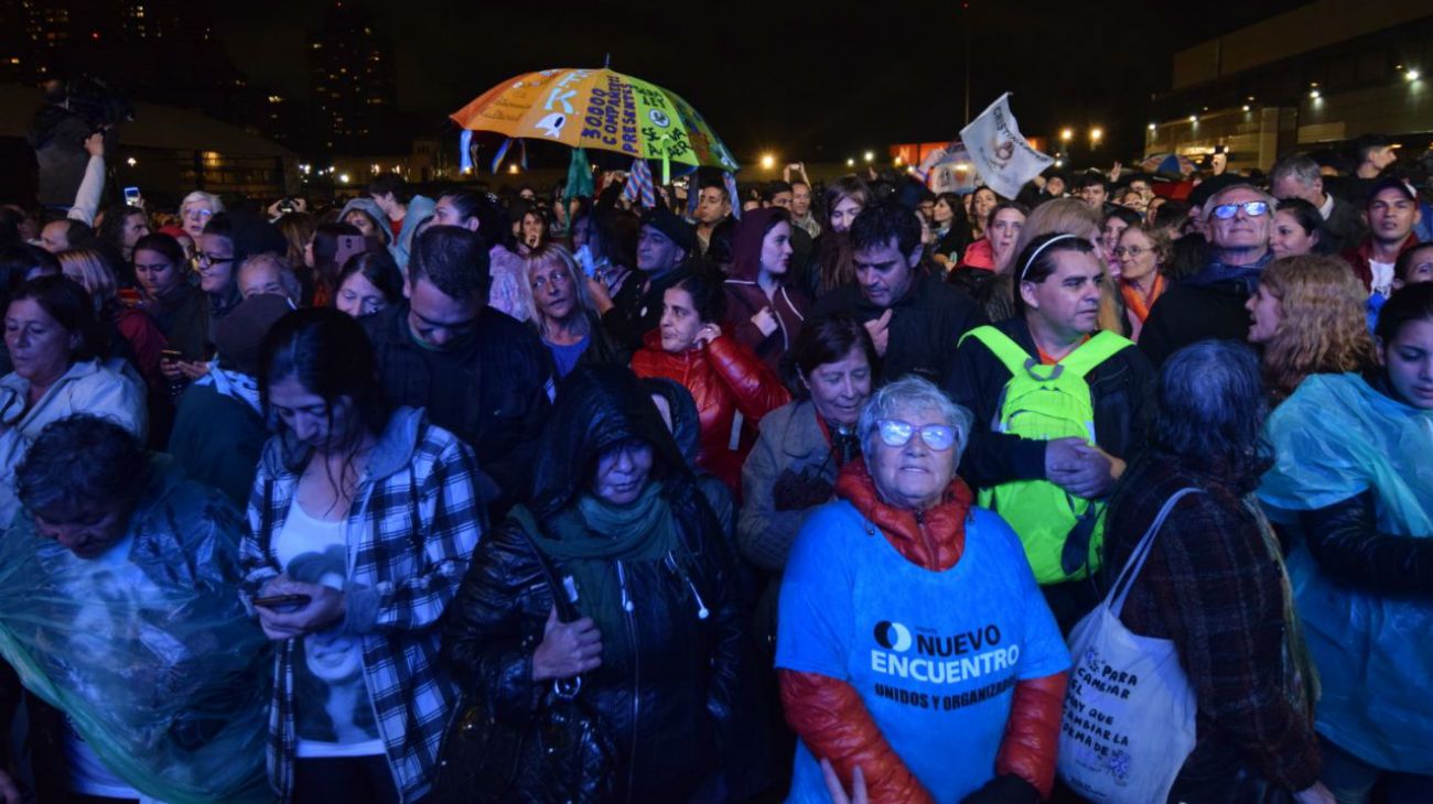 Bajo la lluvia, cientos de militantes vieron la presentación de la expresidente sobre la avenida Sarmiento.