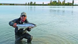 José Cote Garrido, ganador en categoría flycast, posa segundos antes de devolver el ejemplar, previa medición de los fiscales.