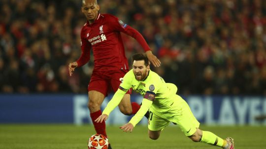 Messi cae al piso. Barcelona fue goleado y eliminado en Liverpool.