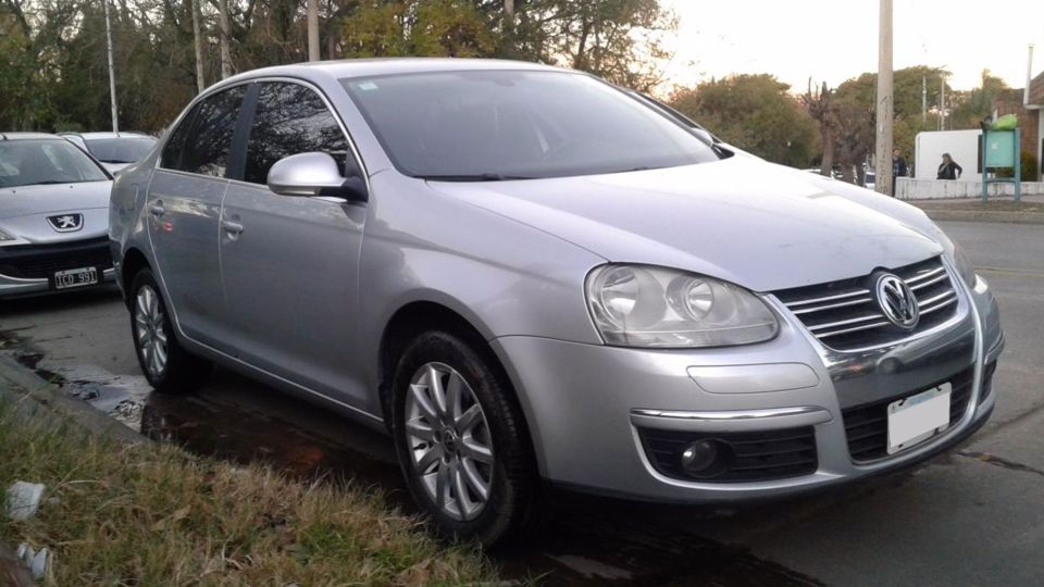 Imagen de carácter ilustrativo | Los atacantes que hirieron al diputado Héctor Olivares y asesinaron a su acompañante, se trasladaban en un auto Volkswagen Vento gris, similar al de la foto.
