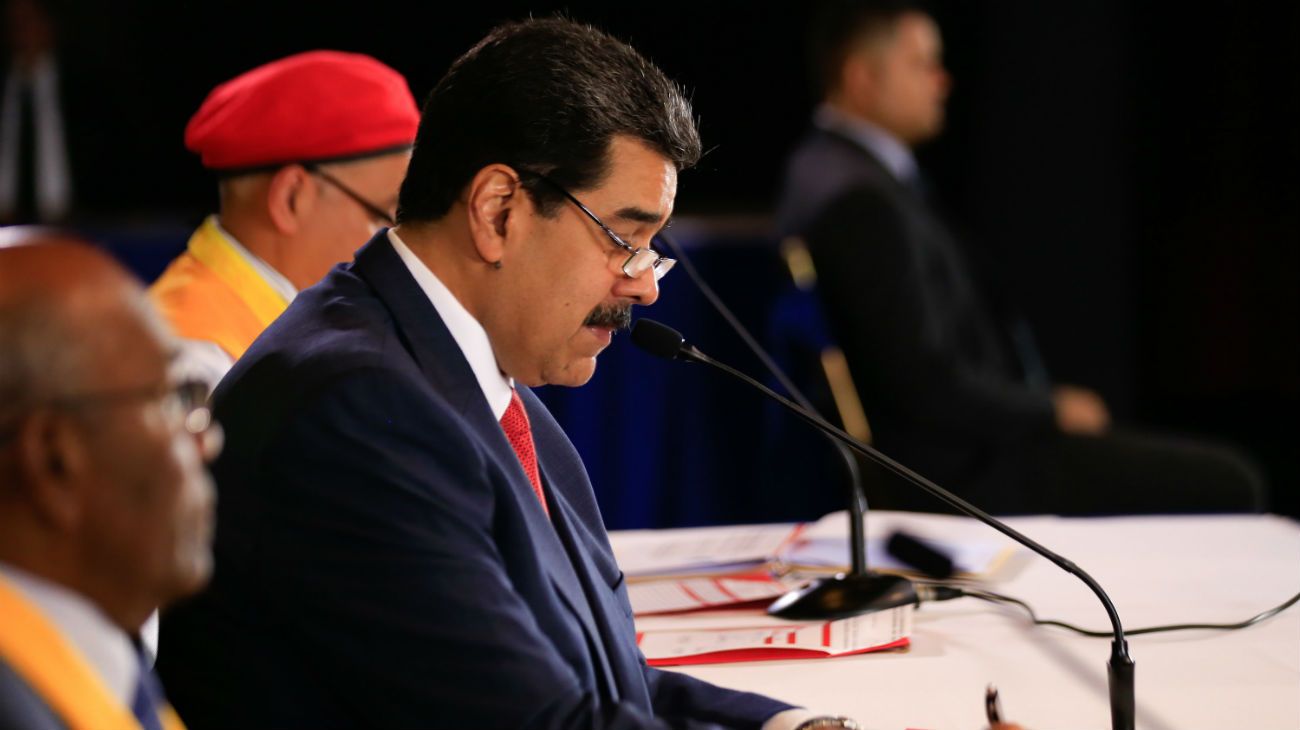 al presidente de Venezuela, Nicolás Maduro, durante la octava graduación de médicos de la Comunidad Integral en Caracas.