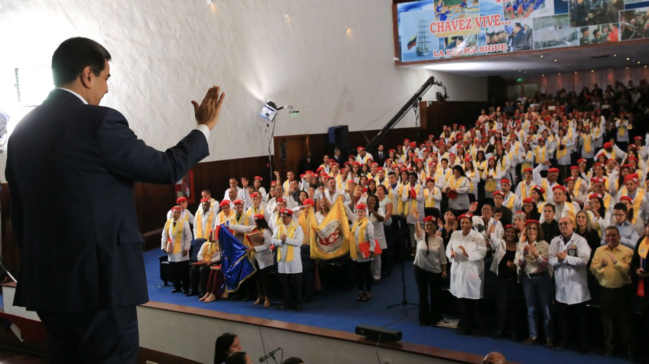 al presidente de Venezuela, Nicolás Maduro, durante la octava graduación de médicos de la Comunidad Integral en Caracas.