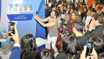Presentación. El miércoles pasado, miles de jóvenes se acercaron al stand donde Martín Cirio, más conocido como La Faraona, estuvo firmando ejemplares de su libro El diario de Sandy (Planeta), que llegó al ranking de los cien más vendidos.