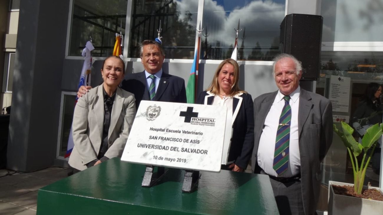 De izquierda a derecha. La directora de la Escuela de Veterinaria, Paula Rafaelli; el rector de la USAL, Carlos Ignacio Salvadores de Arzuaga; la directora del hospital Marina Belliard y Fernando Lucero Schmidt, vicerrector económico de la USAL.