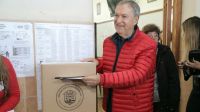 Juan Schiaretti, votando en Córdoba: "Los de afuera son de palo", dijo.