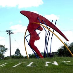 Resistencia luce aires capitalinos en el Paseo Peatonal, calles y avenidas donde las esculturas hacen gala del turismo cultural.