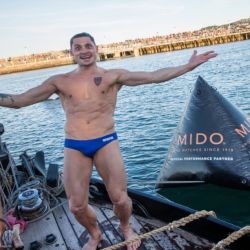 El ganador Constantin Popovichi, atleta rumano, celebra al salir del agua en Dublín.