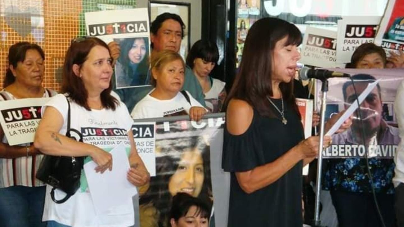 Mónica Bottega junto a María Luján Rey en uno de los actos homenaje a las víctimas de la Tragedia de Once.