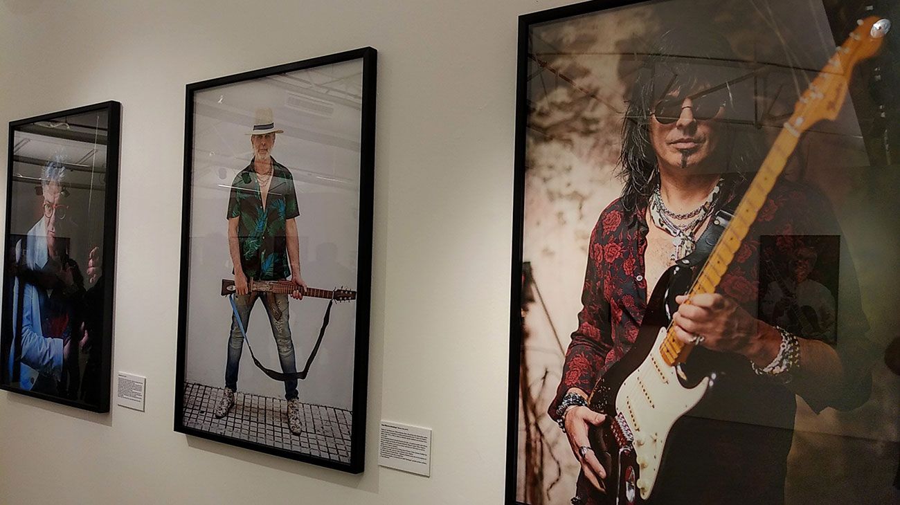 RESONATORS + de Scarlet Page, una exhibición de 49 fotografías de algunos de los mejores guitarristas del mundo y de músicos argentinos que, en su mayoría, se exponen en la Universidad Di Tella del 13 al 24 de mayo.