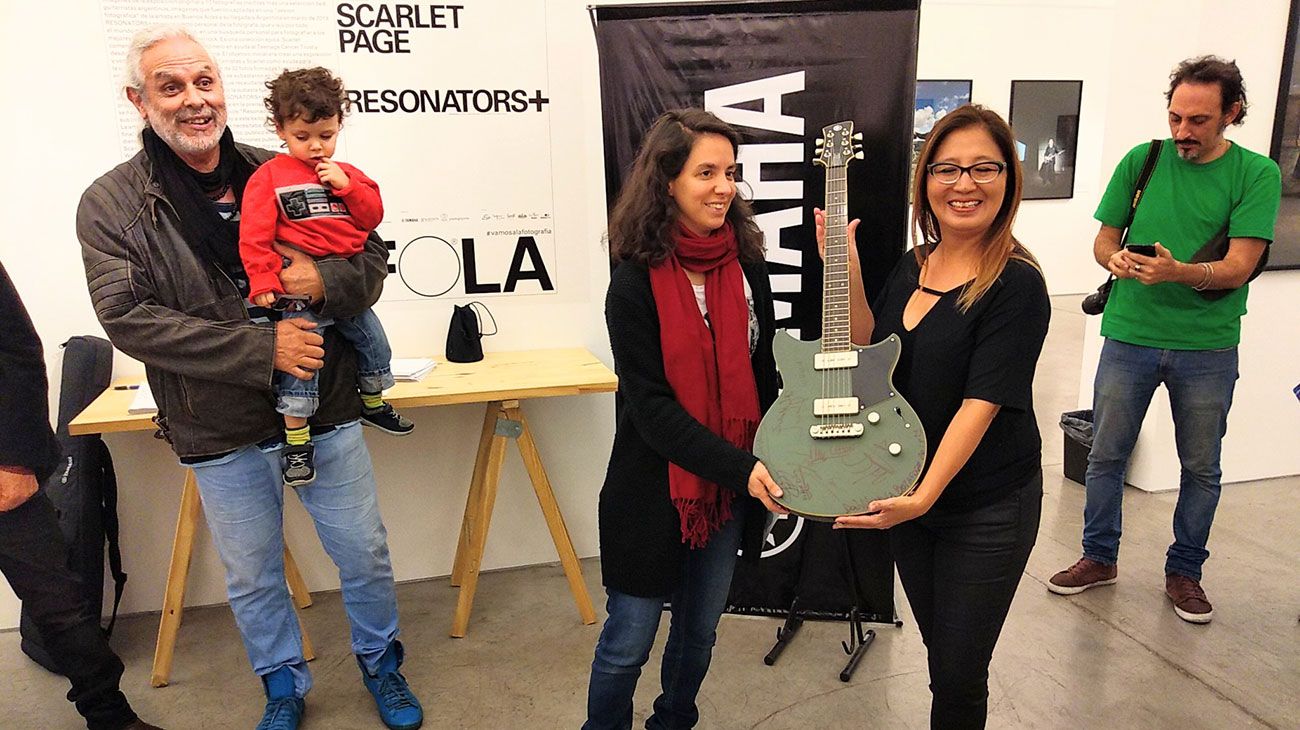 RESONATORS + de Scarlet Page, una exhibición de 49 fotografías de algunos de los mejores guitarristas del mundo y de músicos argentinos que, en su mayoría, se exponen en la Universidad Di Tella del 13 al 24 de mayo.