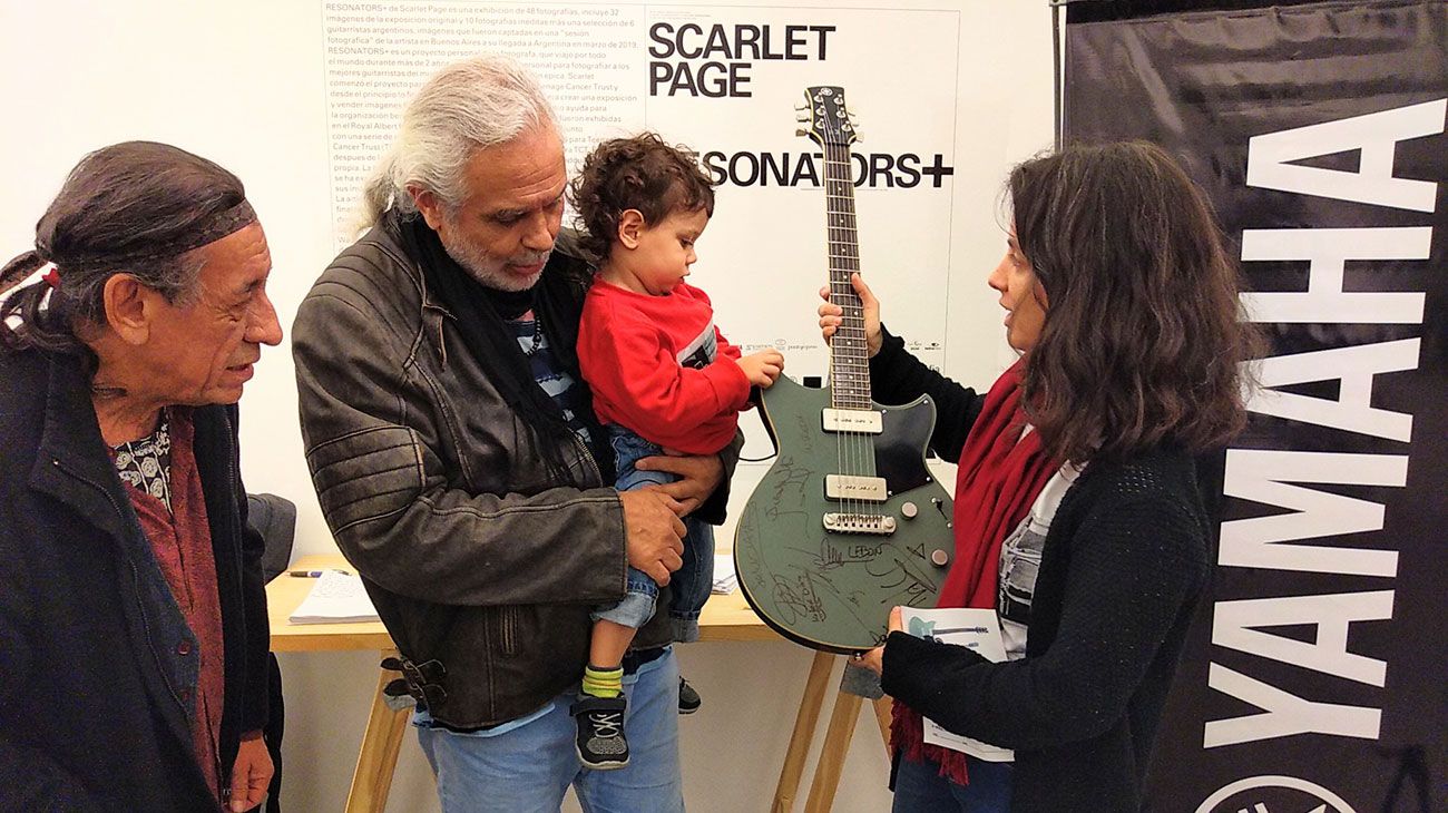 RESONATORS + de Scarlet Page, una exhibición de 49 fotografías de algunos de los mejores guitarristas del mundo y de músicos argentinos que, en su mayoría, se exponen en la Universidad Di Tella del 13 al 24 de mayo.