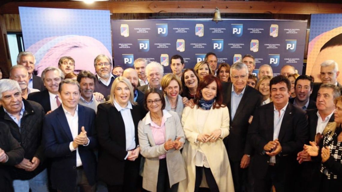 Cristina Fernández de Kirchner and PJ leaders pose for a photograph after a meeting of the Justicialist Party's National Council.
