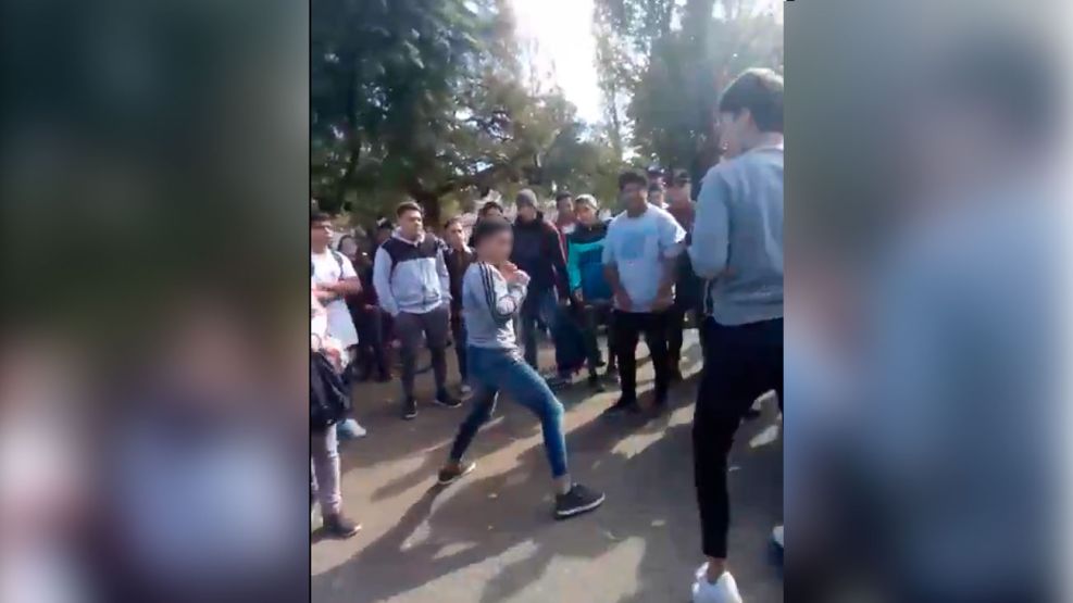 pelea en la puerta de un colegio 20190513