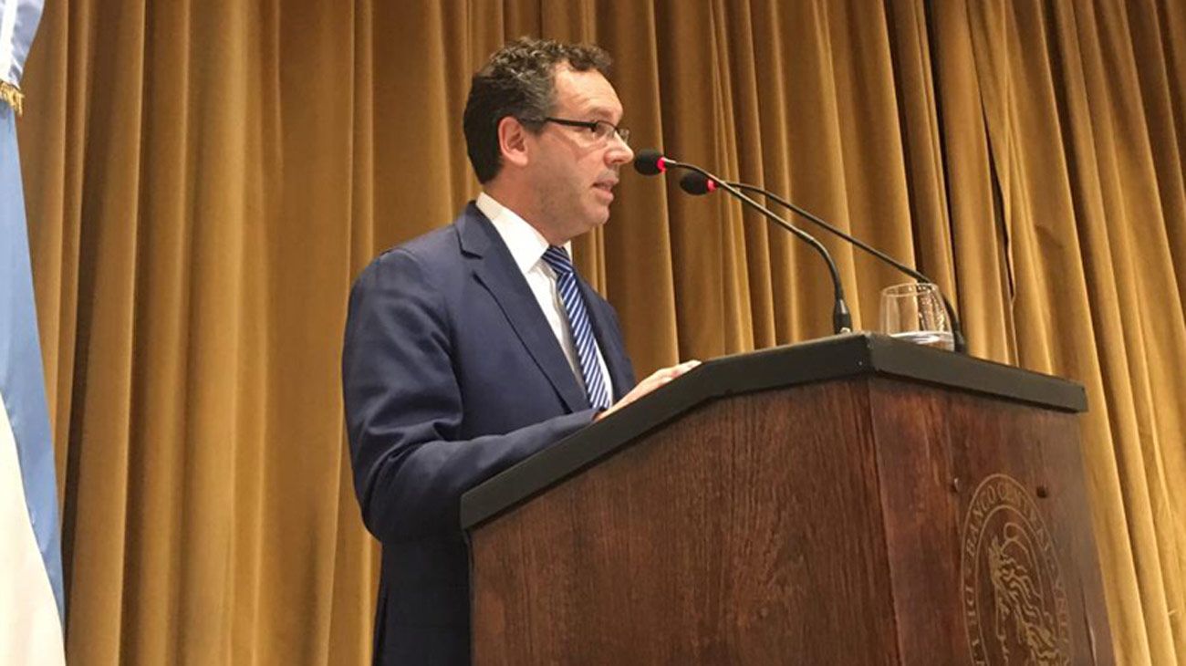 Con la inflación en baja, Guido Sandleris defendió la nueva estrategia para frenar al dólar