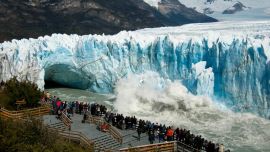 Un clásico: disfrutar de los picos azulados del glaciar Perito Moreno.