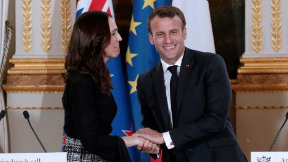 Macron saluda a la premier neozelandesa Jacinda Ardern, tras la conferencia de prensa en París.