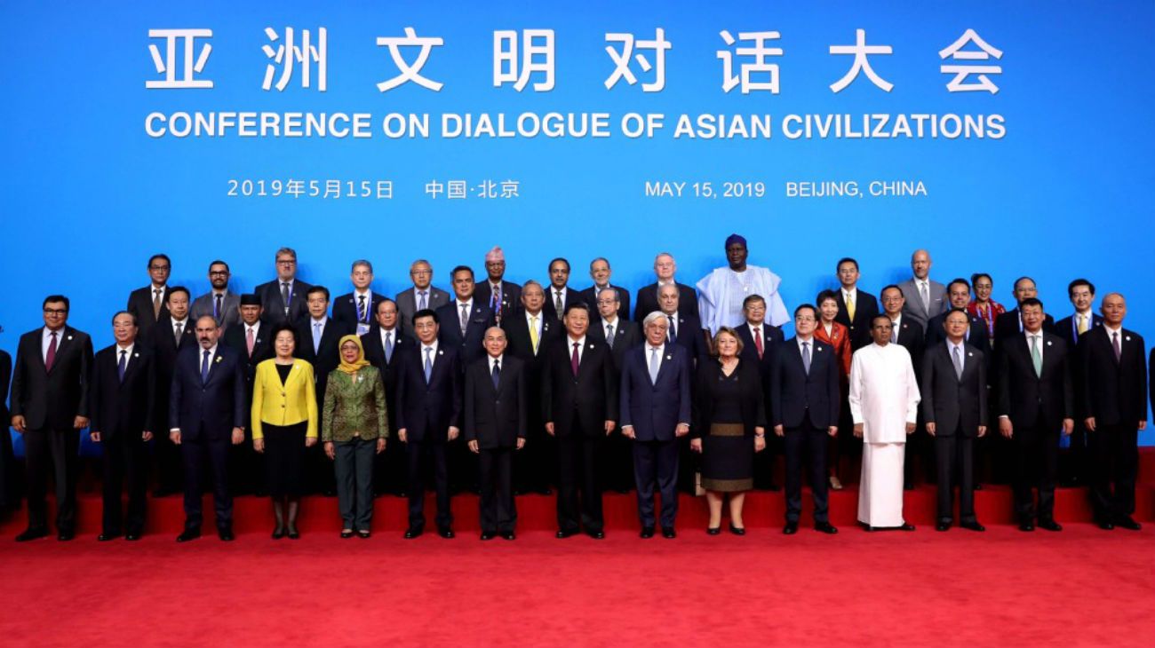 Líderes chinos y extranjeros en la fotografía grupal con representantes de invitados previo a la inauguración de la Conferencia sobre el Diálogo de las Civilizaciones Asiáticas.