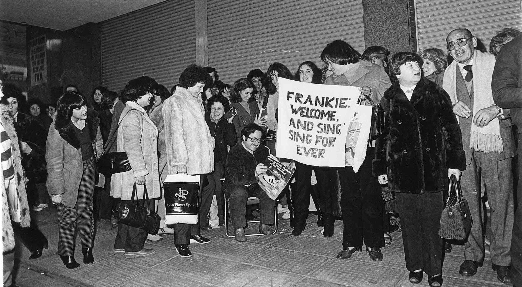 Fanáticos de Sinatra en las afueras del Luna Park, antes de su show.