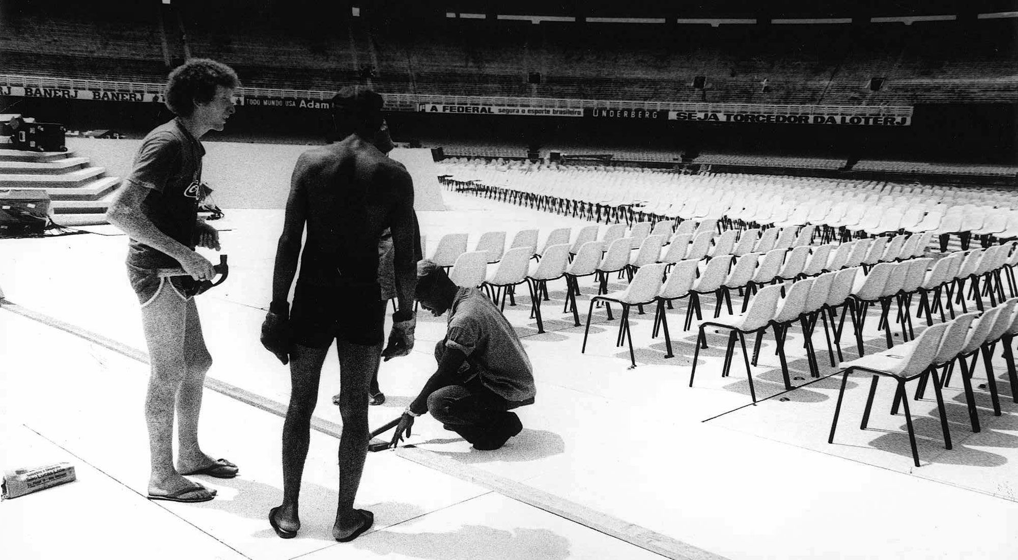 Preparativos para el show de Frank Sinatra en el Luna Park.