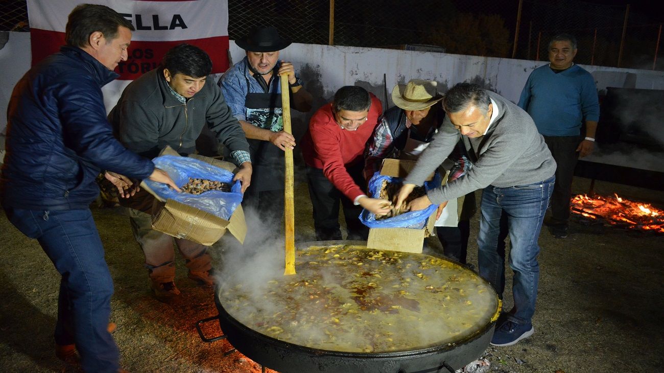 La tradicional paella de la UCR con Alfredo Cornejo.