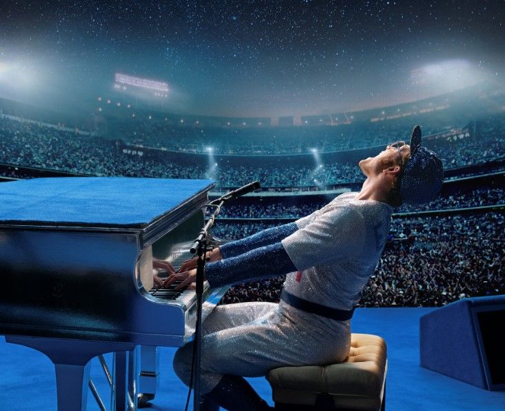 Taron Egerton como Elton John en una escena de "Rocketman"