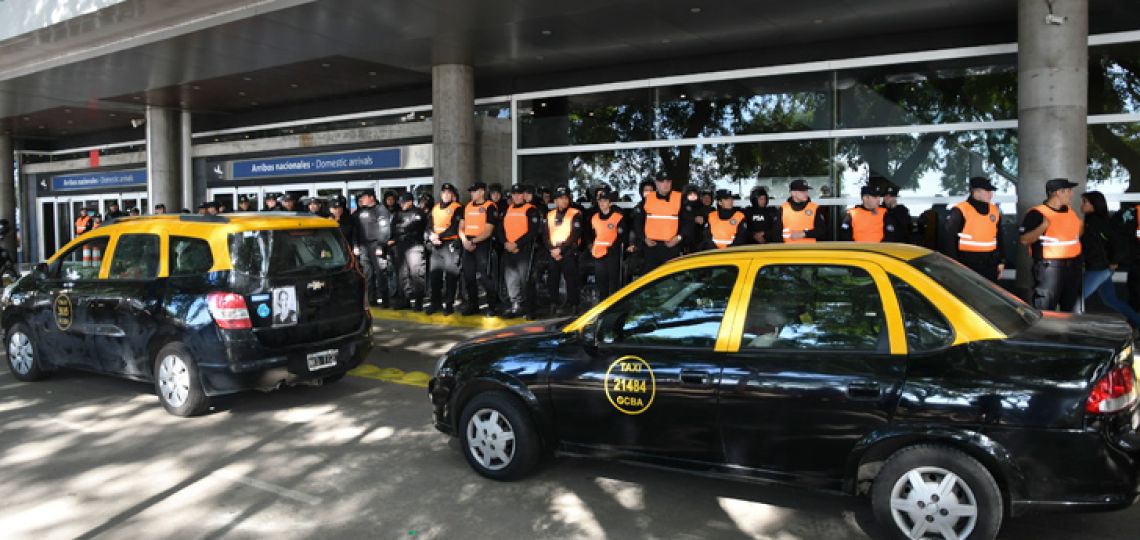 Buenos Aires Times | Taxi drivers clash with police at Aeroparque over