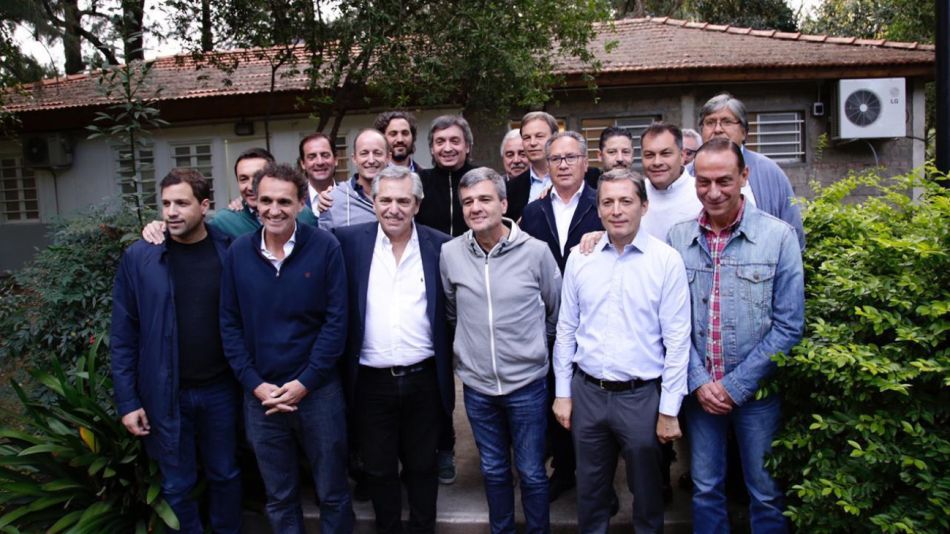 Máximo y Alberto Fernández tras la reunión con intendentes.les.