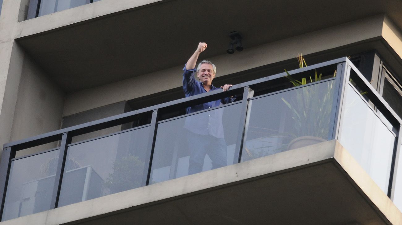 Alberto Fernandez en el balcón de su residencia en la Capital Federal, luego de conocerse su candidatura como compañero de formula de Cristina Fernandez de Kirchner.